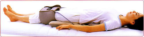 脚に巻いてエアバッグが股間接から太ももをしぼるように、左右交互に脚を中央へと押し寄せます。